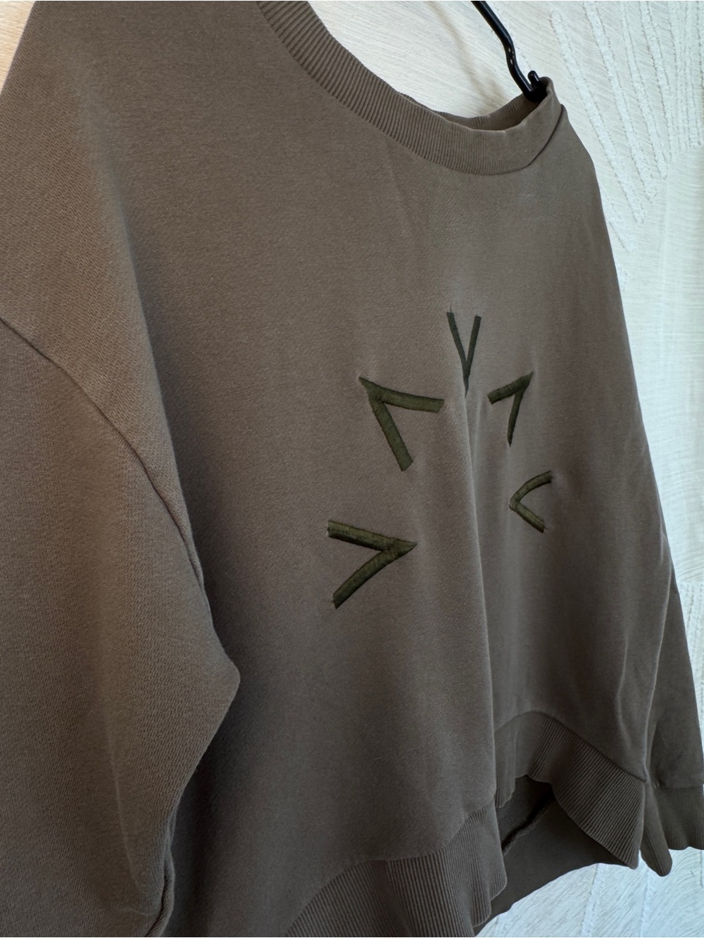 Varley Women’s Small Holborn Olive Embroidered Cropped Sweatshirt - Picture 4 of 8